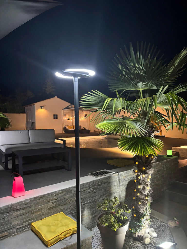 Lampadaire solaire extérieur design moderne